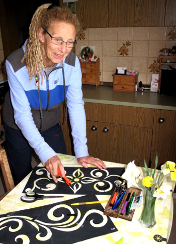 Rosemarie beim kreativen Entwurf